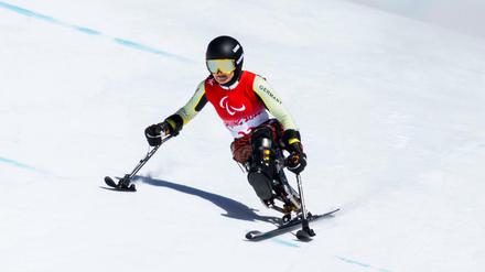 In ihrem Monoski rast Anna-Lena Forster die Piste runter.