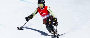 In ihrem Monoski rast Anna-Lena Forster die Piste runter.