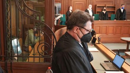 Zwei Brüder sitzen wegen der Tötung ihrer 34 Jahre alten Schwester auf der Anklagebank des Kriminalgerichts Moabit. Die Anklage wirft den Männern Mord aus niederen Beweggründen vor. 