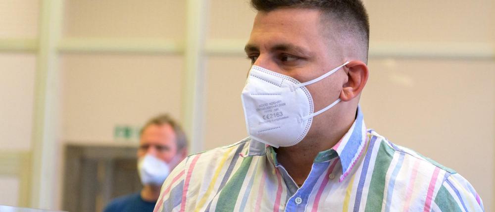 Rapper Gzuz (bürgerlich Kristoffer Jonas Klauß) steht in einem Gerichtssaal des Strafjustizgebäudes.