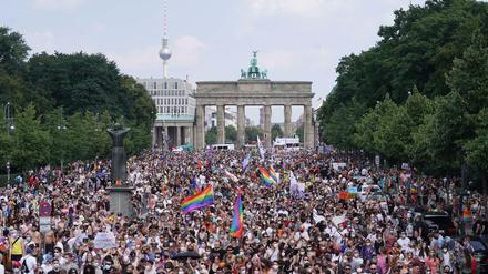 Tausende Menschen nehmen 2021 am Christopher Street Day (CSD) vor dem Brandenburger Tor teil.