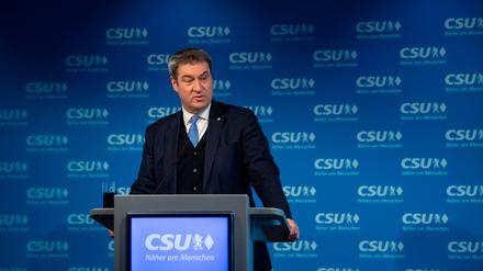 Markus Söder, CSU-Vorsitzender und Ministerpräsident von Bayern, gibt in der Parteizentrale vor einer Sitzung des CSU-Vorstands ein Pressestatement.
