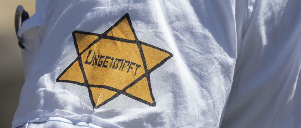 Verdacht auf Volksverhetzung. So markieren sich manche Demonstranten auf Demos gegen Coronamaßnahmen.