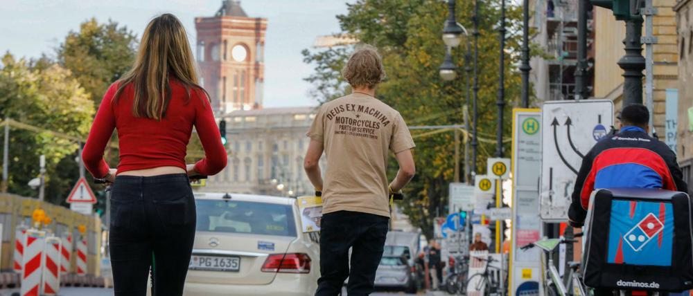 Viel los auf den Straßen. Auch das E-Scooter-Fahren will gekonnt sein. 