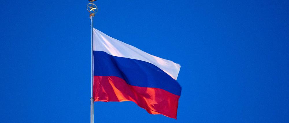 Auf der Russischen Botschaft in Berlin weht eine Flagge der Russischen Föderation. 