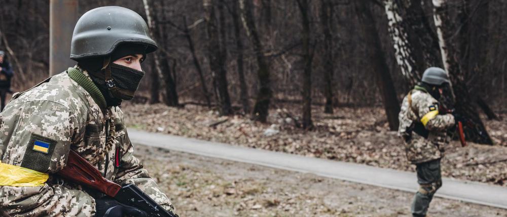 Ein Soldat der ukrainischen Armee bewacht seine Stellung in Irpin, Ukraine. Die Waffenruhe, die für Sonntag in der ukrainischen Stadt Irpin geplant war, um einen humanitären Korridor zu schaffen, ist gescheitert.