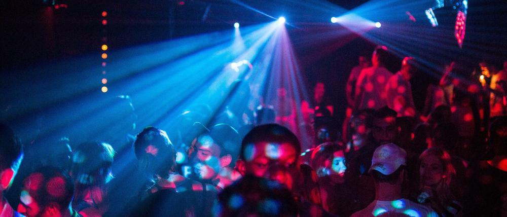 Menschen feiern in einem Berliner Club.