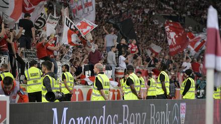 Stadionordner im Auftrag des VfB Stuttgart, hier bei einem Heimspiel im Jahr 2019, sollen Gladbacher Fans mit Schlägen und Tritten angegriffen haben.