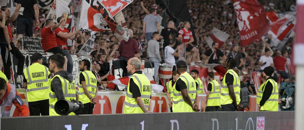 Stadionordner im Auftrag des VfB Stuttgart, hier bei einem Heimspiel im Jahr 2019, sollen Gladbacher Fans mit Schlägen und Tritten angegriffen haben.