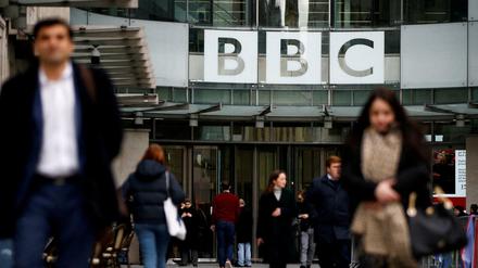 Passanten vor der BBC-Zentrale in London (Archivbild)