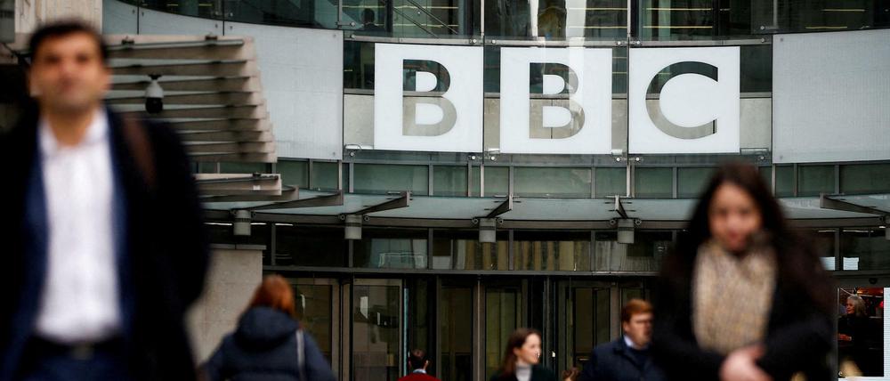 Passanten vor der BBC-Zentrale in London (Archivbild)