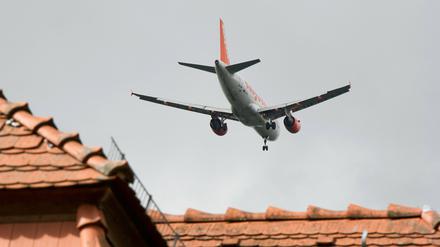Landeanflug. Es ist laut rund um den BER. Über die Routen wird wieder gestritten.
