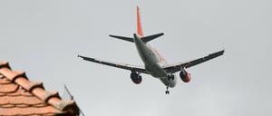 Landeanflug. Es ist laut rund um den BER. Über die Routen wird wieder gestritten.