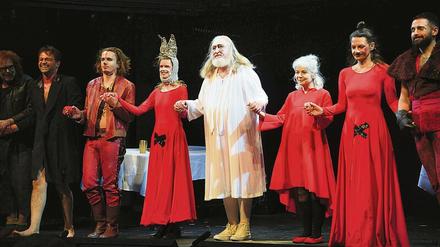 Das "König Lear"-Ensemble beim Schlussapplaus.