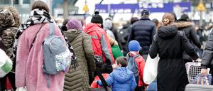 Am Berliner Hauptbahnhof kommen Flüchtlinge aus der Ukraine an.
