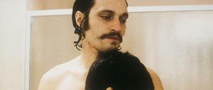 June (Tricia Vessey) bemerkt schleichende Veränderungen im Verhalten ihres Mannes Sean (Vincent Gallo).  
