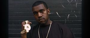 Ein junger Kanye West zeigt seinen Schmuck.