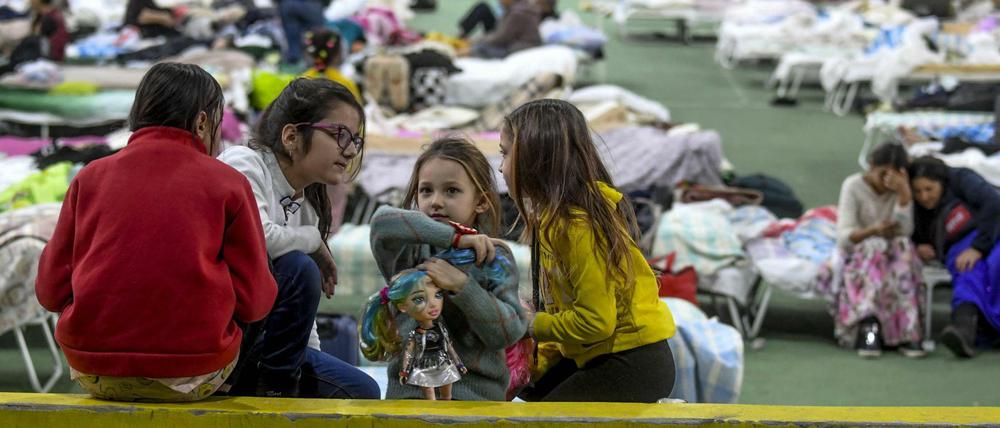 Eine Sporthalle in Chisinau/Moldau, in der Flüchtlinge aus der Ukraine untergekommen sind.