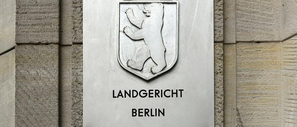 Amtsschilder vom Landgericht Berlin am Gebäude vom Kriminalgericht Moabit.