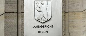 Amtsschilder vom Landgericht Berlin am Gebäude vom Kriminalgericht Moabit.