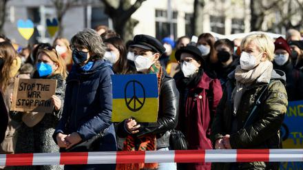 Vor der russischen Botschaft in Berlin demonstrierten Hunderte am Frauentag gegen den Angriffskrieg in der Ukraine.