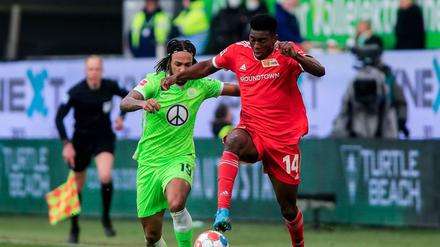 Taiwo Awoniyi (rechts, hier gegen Wolfsburgs Kevin Mbabu) machte gegen den VfL ein unglückliches Spiel.