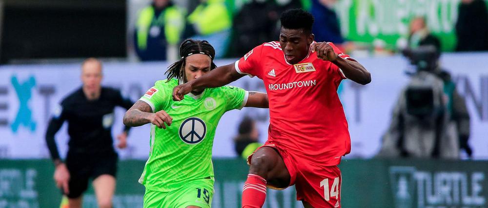 Taiwo Awoniyi (rechts, hier gegen Wolfsburgs Kevin Mbabu) machte gegen den VfL ein unglückliches Spiel.