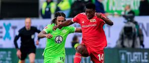 Taiwo Awoniyi (rechts, hier gegen Wolfsburgs Kevin Mbabu) machte gegen den VfL ein unglückliches Spiel.