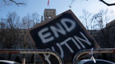 Protest der Bevölkerung vor der russischen Botschaft in Berlin. Jetzt wird auch die Generalbundesanwaltschaft aktiv.
