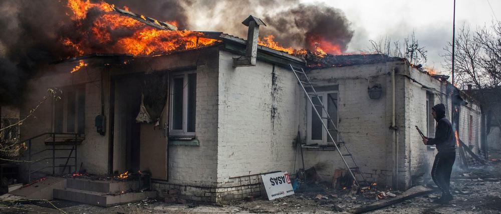 Ein Haus brennt nach dem Beschuss der Stadt Irpin, westlich von Kiew.