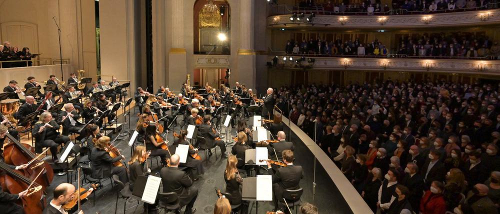 Der Saal steht. Daniel Barenboim dirigiert die ukrainische Nationalhymne zu Beginn des Konzerts für den Frieden in der Staatsoper.