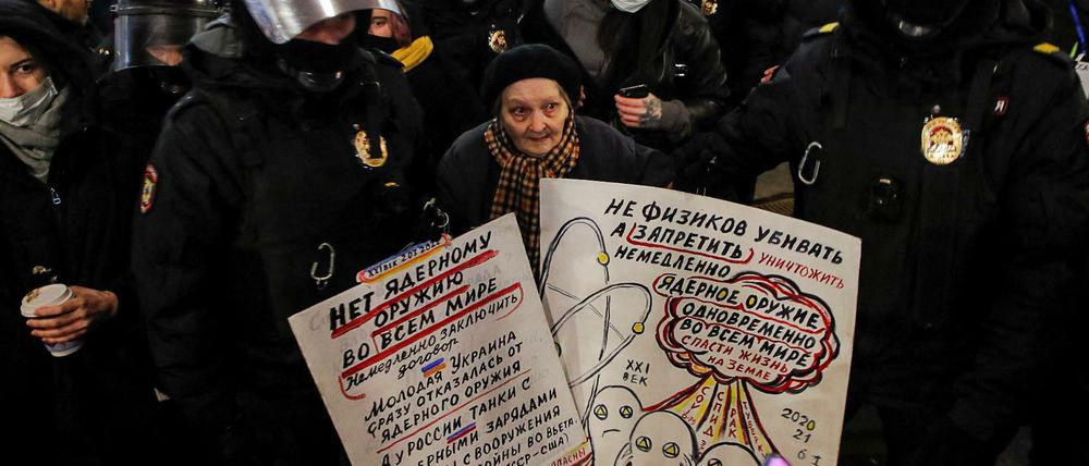 Die Polizei verhaftet Osipova während eines Anti-Krieg-Potests in Sankt-Petersburg.