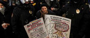 Die Polizei verhaftet Osipova während eines Anti-Krieg-Potests in Sankt-Petersburg.