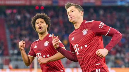 Robert Lewandowski (re. mit Serge Gnabry) gelang der schnellste Hattrick in der Geschichte der Champions League. 
