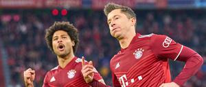 Robert Lewandowski (re. mit Serge Gnabry) gelang der schnellste Hattrick in der Geschichte der Champions League. 