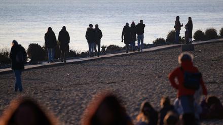 Spaziergänger am Hamburger Elbstrand in Övelgönne