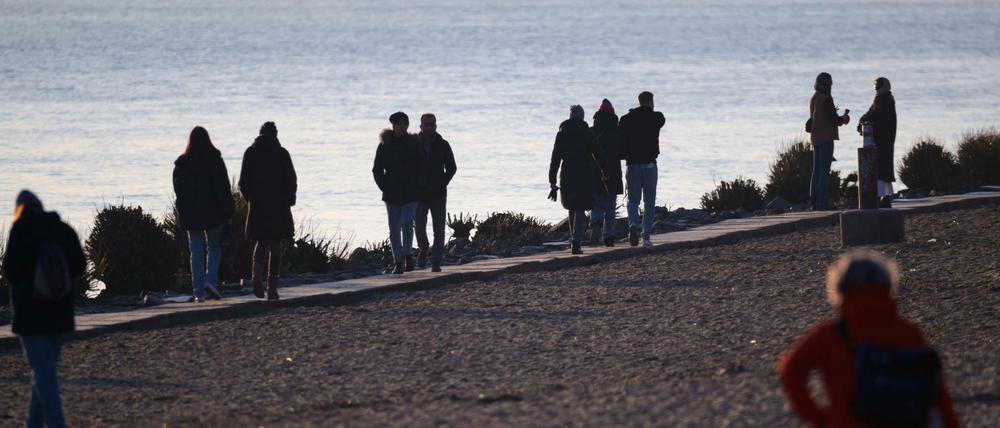 Spaziergänger am Hamburger Elbstrand in Övelgönne