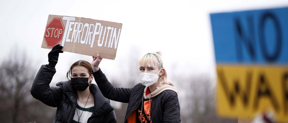 Schülerinnen und Schüler des Lilienthal-Gymnasiums waren auch dabei, als vor fast einem Jahr Jugendliche gegen den Krieg in der Ukraine auf die Straße gingen. „Stop Terror Putin“, stand auf einem der Plakate. 