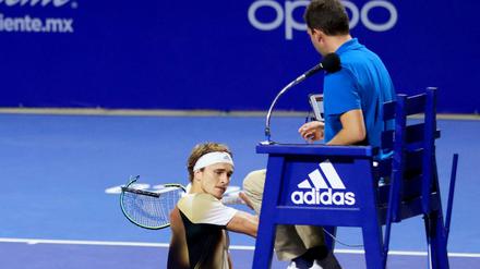 Alexander Zverev schlägt mit seinem Tennisschläger auf den Schiedsrichterstuhl ein.