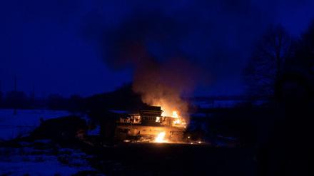 Ein brennender russischer Panzer in der Region Sumy.