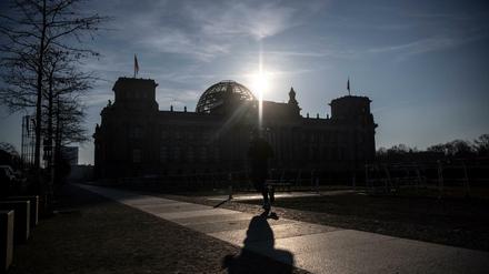 Die Sonne strahlt hinter dem Reichstag.