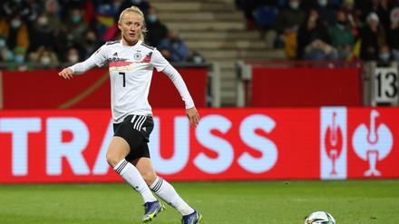 Lea Schüller (24) steht seit 2020 beim FC Bayern München unter Vertrag und ist außerdem deutsche Nationalspielerin.
