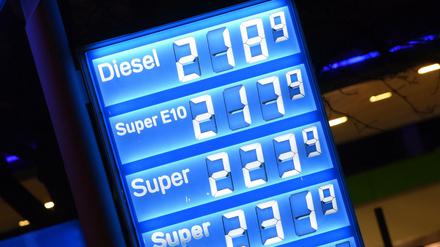 Die Preise für Diesel und Benzin steigen deutlich an. 