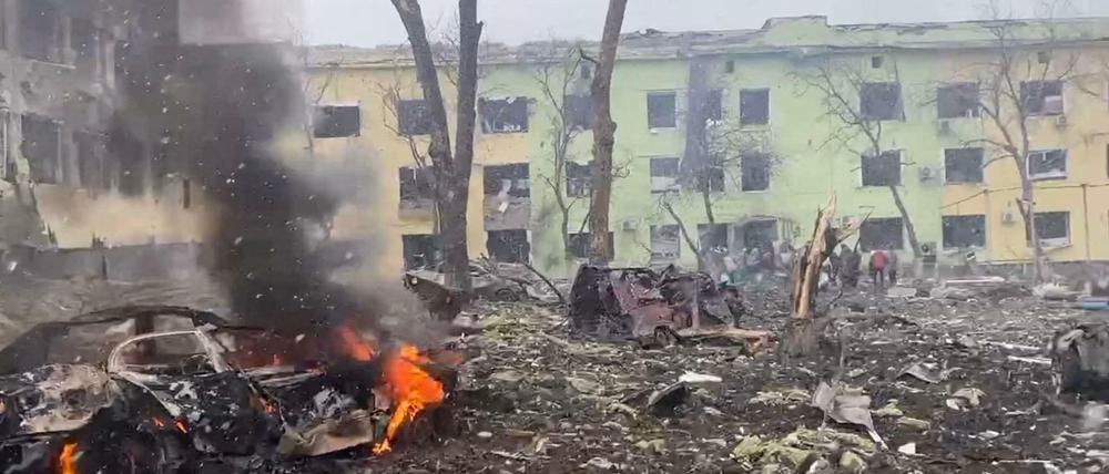 Ein Luftangriff auf Mariupol hat auch ein Krankenhaus in der Hafenstadt getroffen.