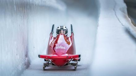 Vor dem Start ein Schläfchen. Niko Johann rauscht mit 100 Km/h den Eiskanal hinunter.