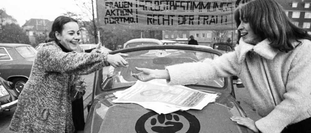 Der alte Kampf gegen den 218: Frauen-Autokorso in Dortmund im Jahre 1975