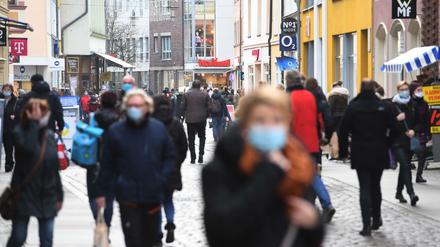 Auf der Einkaufsstraße und Fußgängerzone Ossenreyer Straße in Stralsund sind zahlreiche Passanten mit Maske unterwegs (Symbolbild).