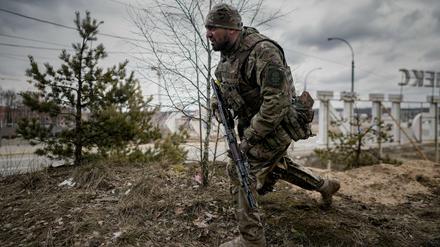 Ein ukrainischer Soldat in Irpin am Stadtrand von Kiew.