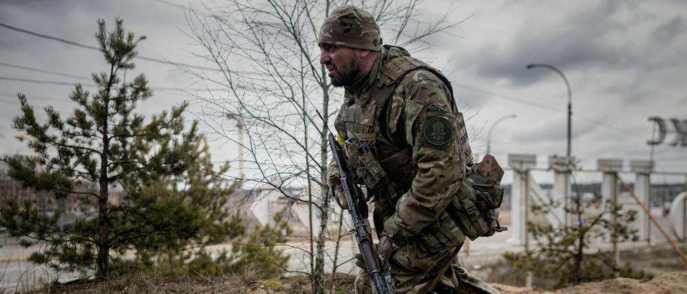 Ein ukrainischer Soldat in Irpin am Stadtrand von Kiew.