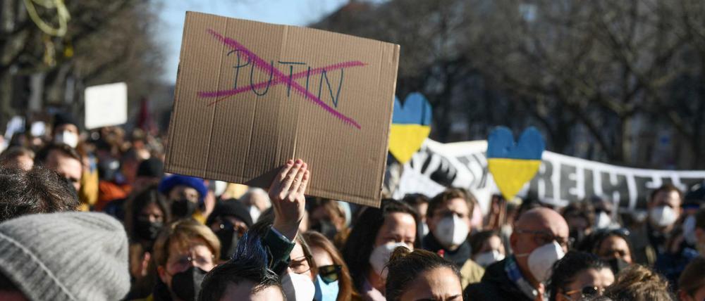 Viele Deutsche machen ihrer Meinung zu Putin bei Protesten Luft. 